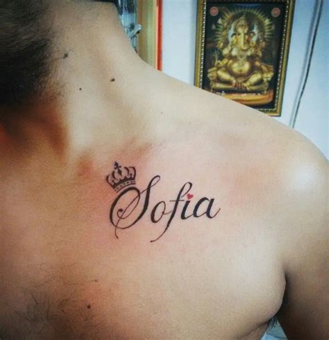 tatuajes en el pecho nombres|30 ideas de TATUAJES DE NOMBRES de hombre/mujer。